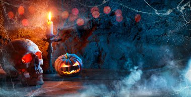 Korkunç Gece 'de Kurukafa ve Balkabağı Mumlar ve Korku Kompozisyonu