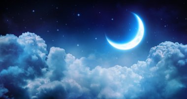 Romantik ay yıldızlı gece bulutlar üzerinde