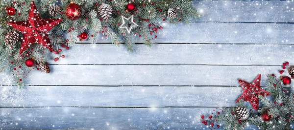 Ahşap zemin üzerinde kar taneleriyle Noel ağacı — Stok fotoğraf