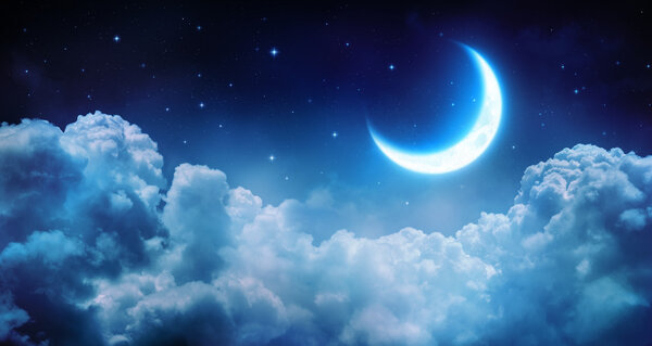 Романтическая луна в звездной ночи над облаками
