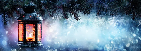 Lanterna de Natal na neve com ramo de abeto — Fotografia de Stock