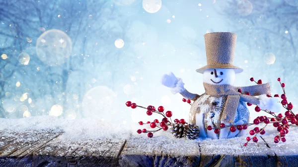 Boneco de neve cumprimenta feliz sob a neve — Fotografia de Stock