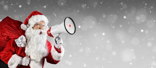 Санта-Клаус разговаривает с мегафоном — стоковое фото