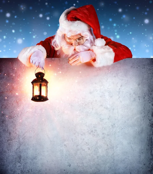 Santa Claus op Vintage bord met lantaarn — Stockfoto