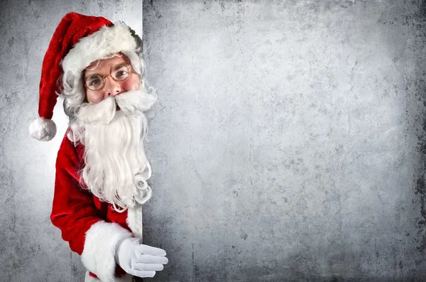 Weihnachtsmann hinter Whiteboard — Stockfoto