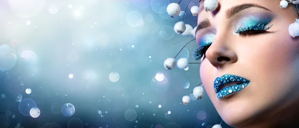 Maquillaje de Navidad - Rhinestones en labios y pestañas nevadas — Foto de Stock