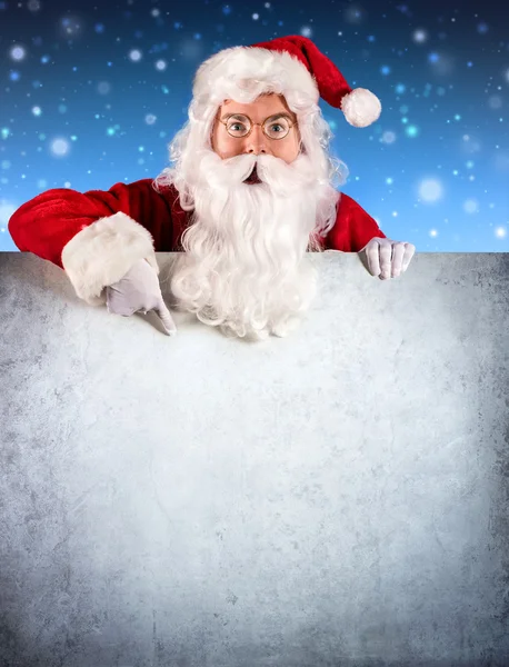 Santa Claus wijzen op een leeg bord — Stockfoto