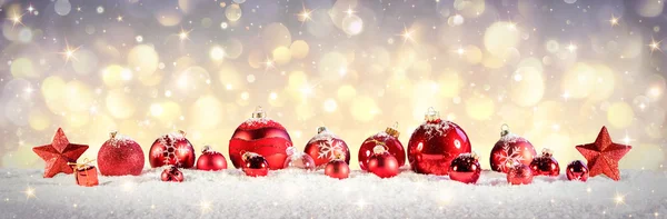Ročník vánoční ozdoby na sněhu s zlatého světla — Stock fotografie