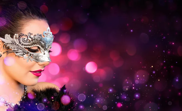 Mulher atraente vestindo máscara de carnaval — Fotografia de Stock