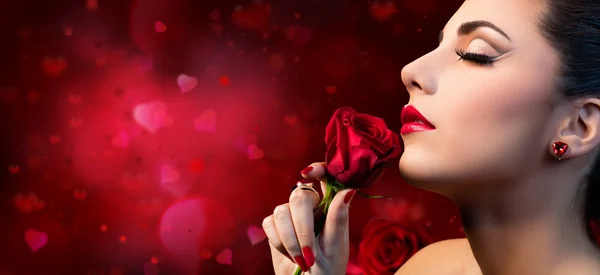 Belleza de San Valentín - Sensual modelo mujer tocando flor de rosa roja —  Fotos de Stock