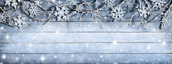 Ramas de invierno en tablón de madera con copos de nieve —  Fotos de Stock