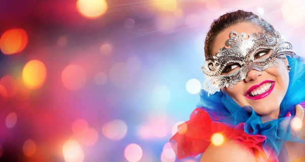 Mujer atractiva sonriendo con máscara de carnaval — Foto de Stock