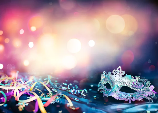 Maschera di Carnevale, Streamers e Confetti per sfondo festivo — Foto Stock