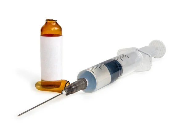 Tıbbi şırıngalar iğneler için hazırlandı, tıbbi bir bileşikle dolduruldu, tıbbi ilaçlar için cam koniler kullanıldı, gün ışığında bir stüdyoda yatay olarak fotoğraflandı..