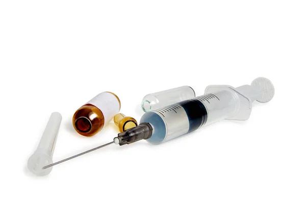 注射用に調製された医療用注射器 薬用のガラスコーンで満たされた医療用の化合物は 水平方向に昼光のスタジオで撮影 — ストック写真
