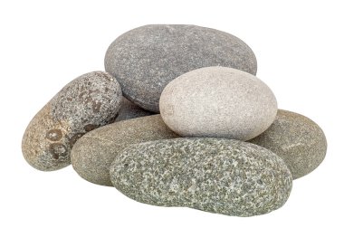 Farklı renklerde taşlar, izole edilmiş, kolajlarda kullanmak için farklı kompozisyonlarda istiflenmiş, stüdyoda doğal gün ışığında, yatay olarak çekilmiş..