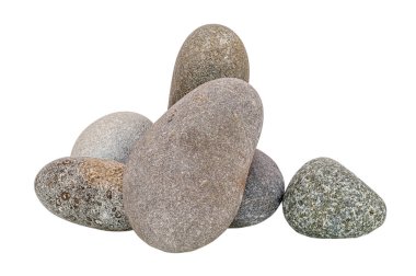 Farklı renklerde taşlar, izole edilmiş, kolajlarda kullanmak için farklı kompozisyonlarda istiflenmiş, stüdyoda doğal gün ışığında, yatay olarak çekilmiş..