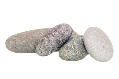 Farklı renklerde taşlar, izole edilmiş, kolajlarda kullanmak için farklı kompozisyonlarda istiflenmiş, stüdyoda doğal gün ışığında, yatay olarak çekilmiş..