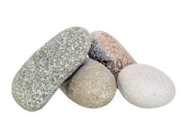 Farklı renklerde taşlar, izole edilmiş, kolajlarda kullanmak için farklı kompozisyonlarda istiflenmiş, stüdyoda doğal gün ışığında, yatay olarak çekilmiş..