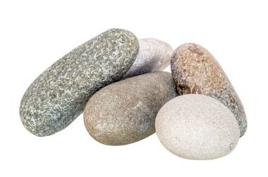 Farklı renklerde taşlar, izole edilmiş, kolajlarda kullanmak için farklı kompozisyonlarda istiflenmiş, stüdyoda doğal gün ışığında, yatay olarak çekilmiş..