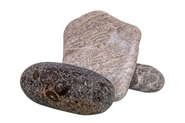 Farklı renklerde taşlar, izole edilmiş, kolajlarda kullanmak için farklı kompozisyonlarda istiflenmiş, stüdyoda doğal gün ışığında, yatay olarak çekilmiş..