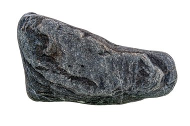 Nadir bulunan kabartma dokuya ve katmanlı yapıya sahip izole siyah taşlar, gölgeler olmadan yayılmış doğal ışıkla fotoğraflanmış..