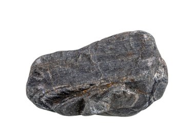 Nadir bulunan kabartma dokuya ve katmanlı yapıya sahip izole siyah taşlar, gölgeler olmadan yayılmış doğal ışıkla fotoğraflanmış..