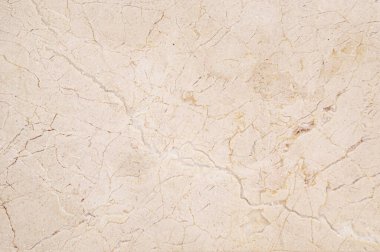 Mermer kaplama kiremitler, karakteristik bir taş dokusuyla, doğal gün ışığında fotoğraflanmış..