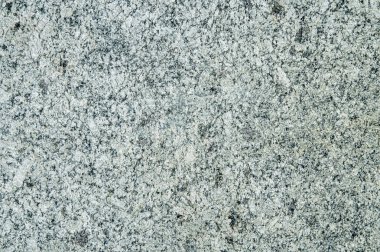 Gri granit taşın pürüzsüz yüzeyi, taşın sanatsal yapısı gölgede doğal gün ışığı altında fotoğraflanır..