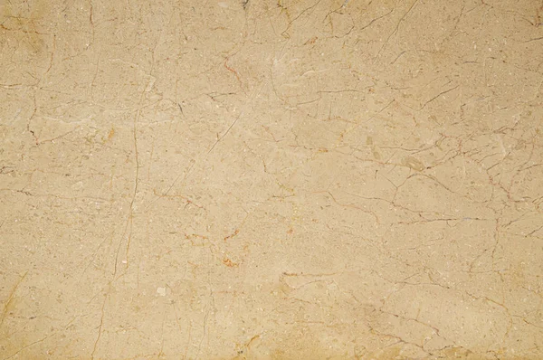 Mermer kaplama kiremitler, karakteristik bir taş dokusuyla, doğal gün ışığında fotoğraflanmış..