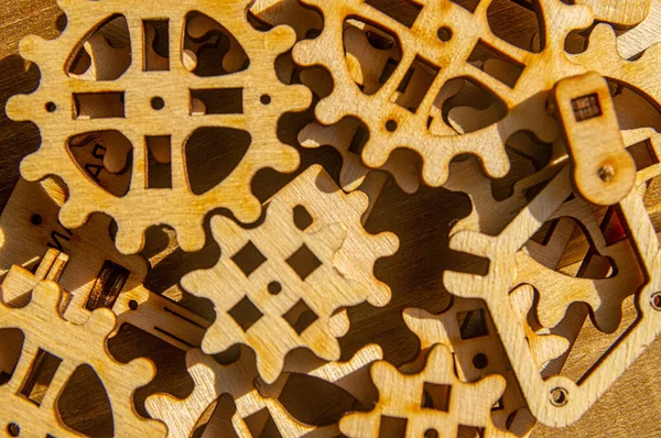 Ahşap dişliler, arkaplan resmi olarak tasarlanan özel bir sırayla bir araya getirildi. Sabah güneş ışığında dikey olarak fotoğraflandı..