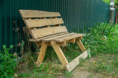 Planlanmamış ahşap kalaslardan yapılmış orijinal bir bank. Animasyon sanatına iyi bir örnek. Gündüz fotoğraflanmış..