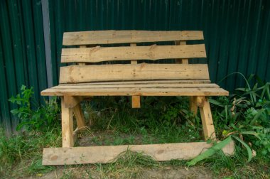 Planlanmamış ahşap kalaslardan yapılmış orijinal bir bank. Animasyon sanatına iyi bir örnek. Gündüz fotoğraflanmış..