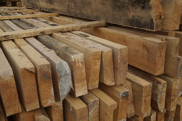 Raue Holzbohlen Auf Einer Baustelle Gebrauchsfertig Horizontal Bei Tageslicht Fotografiert — Stockfoto