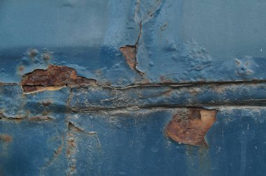 Bir boya katmanıyla boyanan demir, boyası soyulup pul pul olurken paslı demirin alt katmanını ortaya çıkararak farklı yönlerde düzensiz bozulma oluşturarak kolaj yapmak için kullanılabilir..