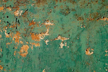 Bir boya katmanıyla boyanan demir, boyası soyulup pul pul olurken paslı demirin alt katmanını ortaya çıkararak farklı yönlerde düzensiz bozulma oluşturarak kolaj yapmak için kullanılabilir..