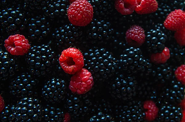 Schwarze Beeren Durchsetzt Mit Roten Himbeeren Und Erdbeeren Sind Ein — Stockfoto