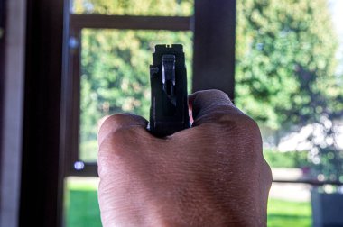 Kendini, aileni ve evini travmatik silahlarla savunmak stüdyo ışıkları altında bir stüdyoda fotoğraf çektirmek..