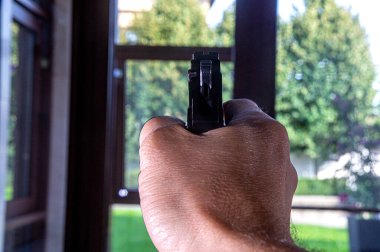 Kendini, aileni ve evini travmatik silahlarla savunmak stüdyo ışıkları altında bir stüdyoda fotoğraf çektirmek..