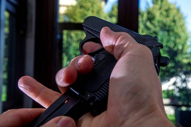 Kendini, aileni ve evini travmatik silahlarla savunmak stüdyo ışıkları altında bir stüdyoda fotoğraf çektirmek..