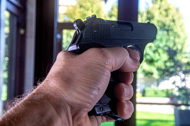 Kendini, aileni ve evini travmatik silahlarla savunmak stüdyo ışıkları altında bir stüdyoda fotoğraf çektirmek..