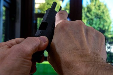 Kendini, aileni ve evini travmatik silahlarla savunmak stüdyo ışıkları altında bir stüdyoda fotoğraf çektirmek..