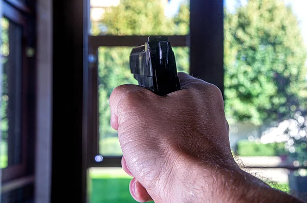 Kendini, aileni ve evini travmatik silahlarla savunmak stüdyo ışıkları altında bir stüdyoda fotoğraf çektirmek..