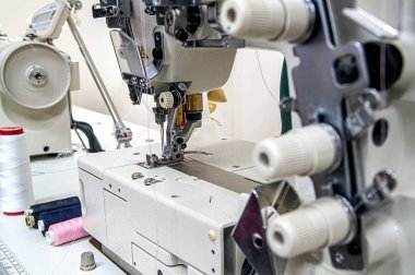 Dikiş işleri, terziler için aksesuarlar, iğneler, iplikler, iğneler için mekanizmalar, kapalı alanda yapay ışıklandırma altında fotoğraflandı..