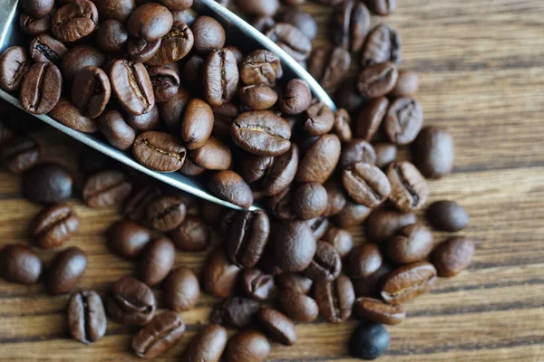 Granos Café Una Cucharada Cocina Una Superficie Madera Enfoque Selectivo — Foto de Stock