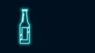 Parlayan neon hattı bira şişesi simgesi siyah arka planda izole edildi. 4K Video hareketli grafik canlandırması