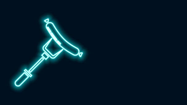 Świecąca neonowa linia Kiełbasa na ikonie widelca odizolowana na czarnym tle. Grillowana kiełbasa i aromat. 4K Animacja graficzna ruchu wideo — Wideo stockowe