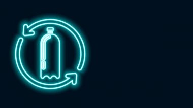 Parlayan neon hattı siyah arkaplanda izole edilmiş plastik şişe simgesini geri dönüştürüyor. 4K Video hareketli grafik canlandırması