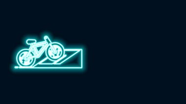 Sokak rampasında parlayan neon hattı bisiklet siyah arka planda izole edilmiş. Kaykay parkı. Olağanüstü bir spor. Spor malzemeleri. 4K Video hareketli grafik canlandırması