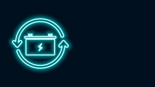 Glödande neon line Batteri med återvinna symbol linje ikon isolerad på svart bakgrund. Batteri med återvinningssymbol - förnybar energi koncept. 4K Video motion grafisk animation — Stockvideo